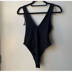 Zara bodysuit in black ✨ low cut and super soft!